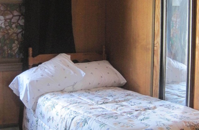 Spacious 4-bedroom with WiFi Centrally Located in Syracuse Close to Everything