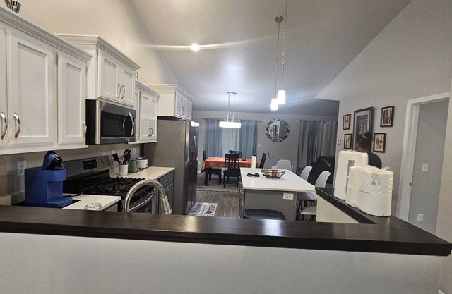 Spacious 4-bedroom with WiFi and AC in brilliant Fargo, great for eleven people