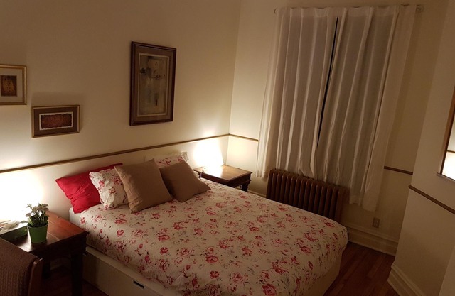 Spacious 4 bedrooms, 2 floors with garden, near Jean Talon Market. Pets welcome!