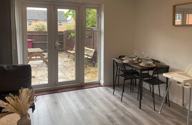 Spacious 4 bedrooms to host 9 guests in Reading
