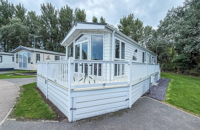 Spacious 4 berth lodge with Wi-Fi & decking at Broadland Sands ref 20055SV