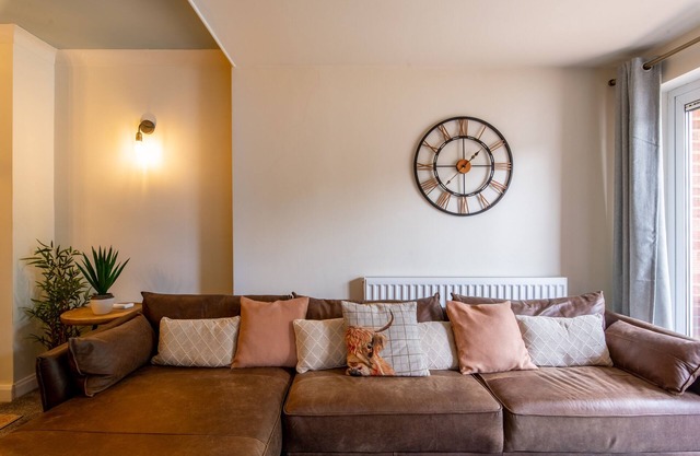 Spacious 4-BR Bungalow with Free Parking
