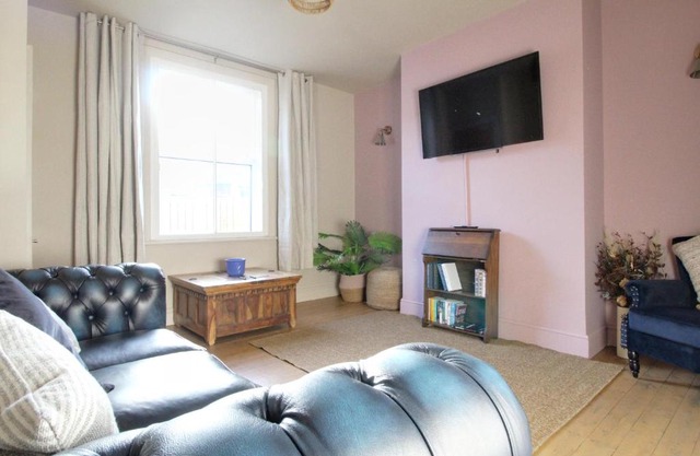 Spacious 4 Double Bedroom House in Huddersfield with parking