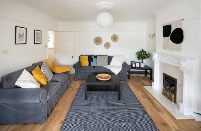 Spacious 4BD Home near Gatwick and LDN Links