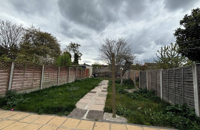 Spacious 4BD Home with Large Garden, East London