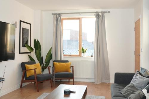 Spacious 4BR 4BA gated townhouse with balconies, Central JQ