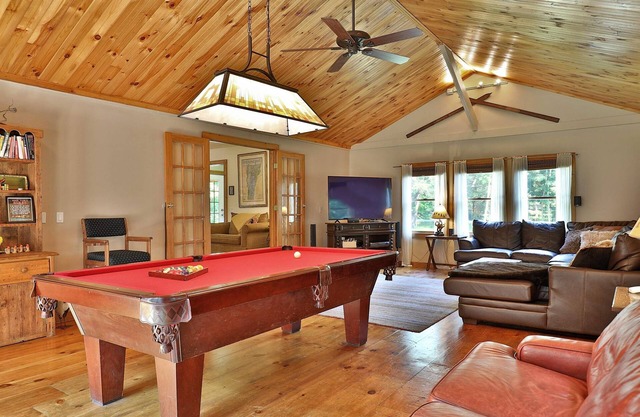 Spacious 4BR / 5 Bath Home - Hot Tub / Pool Table / Ample Private Outdoor Space!
