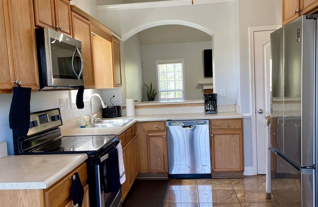 Spacious 4br house- 10 mins from the town square