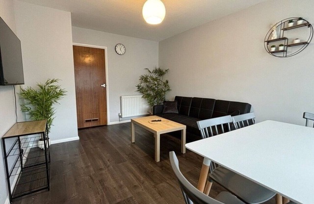 Spacious 4BR House Near Gatwick✈️