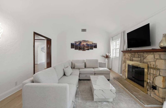 Spacious 4-bedroom house in lovely Los Angeles with WiFi, AC