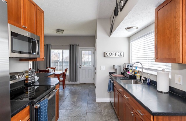 Spacious 4BR | King Bed | Near I-70