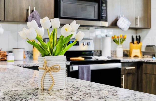 Sunlit Tampa Home: Family-Friendly Retreat