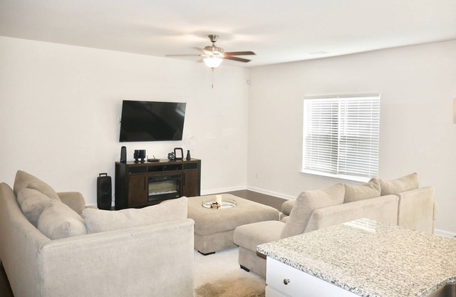 Spacious 4BR Retreat w Grill & Patio – Less than 20 mins to Uptown! 12 min to Northlake Mall, & UNCC