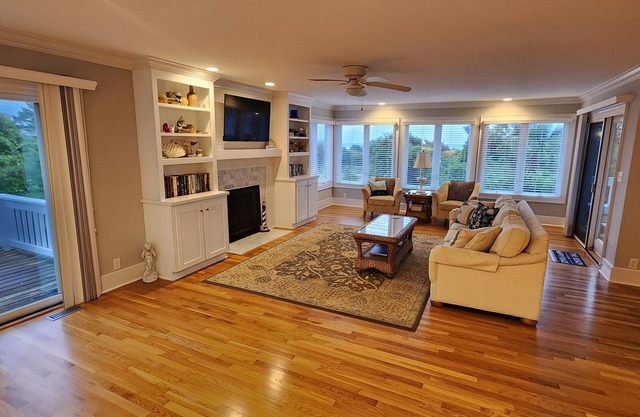 Spacious 5-bedroom house in peaceful WB w/ neighborhood beach access.