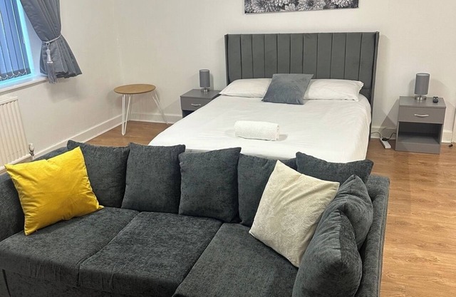 Spacious 5-BD Flat | Sleeps 10 | Parking and WiFi