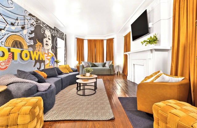 Spacious 5-BD Large Group Retreat w/Hot Tub & Fire Pit in heart of Detroit
