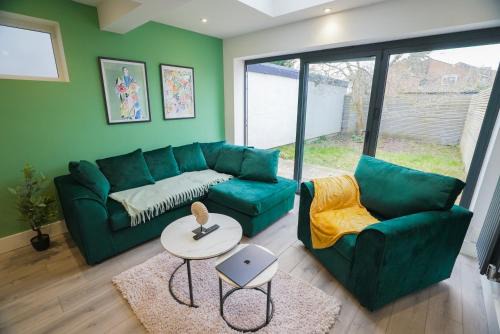Spacious 5 Bed 3 Bath Gatwick House