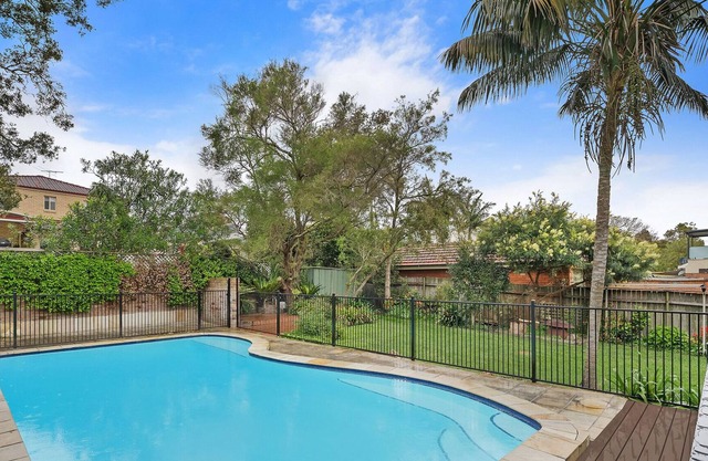 Spacious 5-Bed House with Pristine Garden