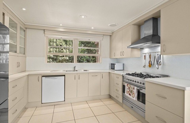 Spacious 5-Bed House near Local Shops