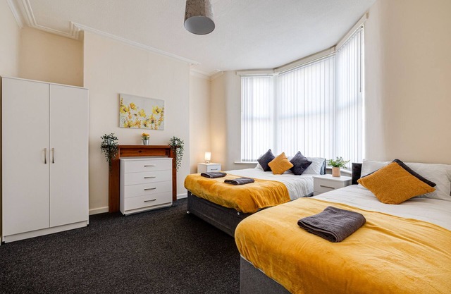 Spacious 5 bed house next to Kirkdale Station