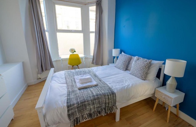 Spacious 5 Bed House, perfect for groups, great location