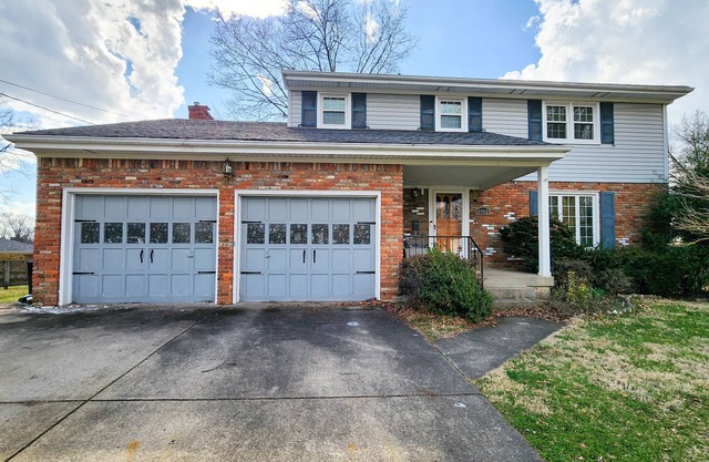 Spacious 2 Living Rooms Renovated Home In Louisville Near Park Airport and DT