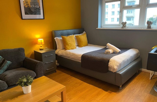 Spacious 5 BED Modern Getaway | Ideal for Work & Leisure Groups - Free Parking!