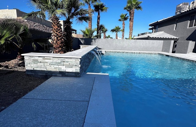 Spacious 5-bedroom house with WiFi, New Pool and Hot Tub, tons of parking