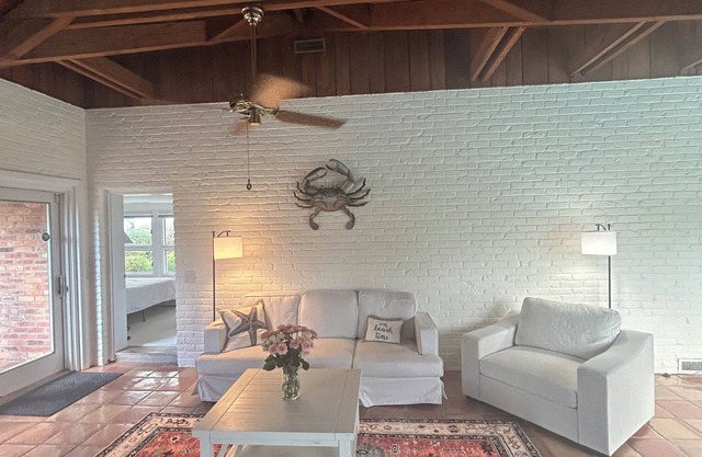 Spacious 5-bedroom with pool, pet friendly on the Northend of Virginia Beach.