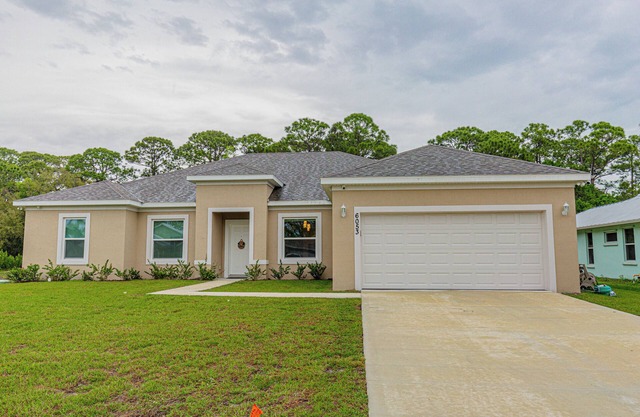 Spacious 5-bedroom house in enchanting Port St. Lucie with WiFi, AC