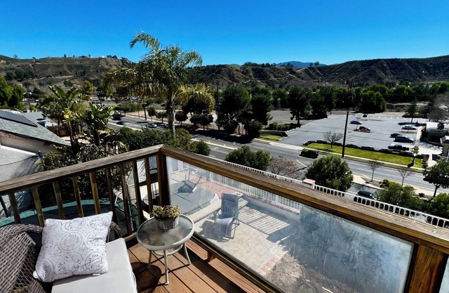 Spacious 5-bedroom house in marvelous Santa Clarita with spectacular view.