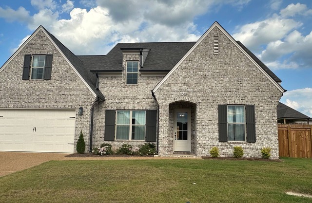 Spacious 5-bedroom, 3.5-bath home in Oxford: 4 miles from The Square!