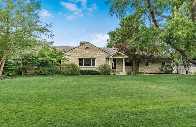 Spacious 5-bedroom and 5 bathroom house in Upper Arlington's Canterbury area.