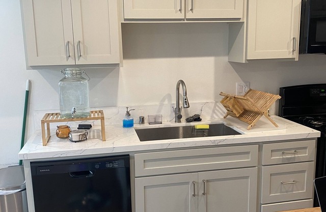 Spacious 5-bedroom apartment in cool Los Angeles with AC, WiFi