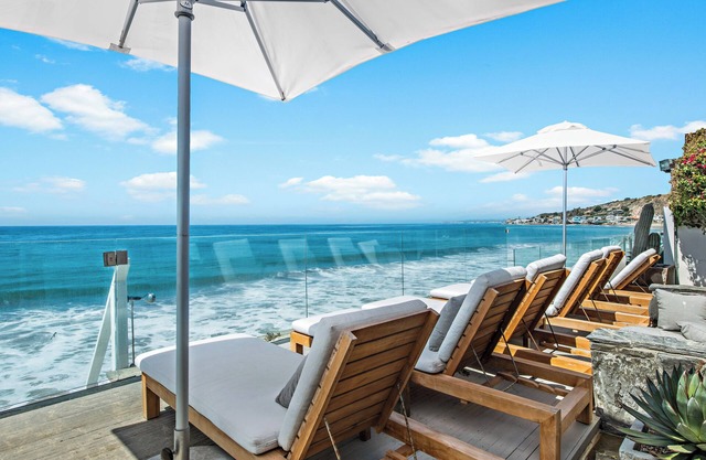 Spacious 5-bedroom beachfront house in Malibu Colony