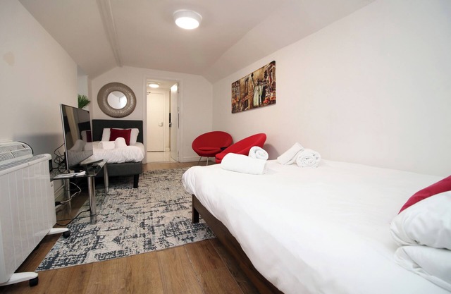 Spacious 5 bedroom flat-Swansea