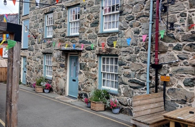 Spacious 5 bedroom house, nestled at the base of Cadair Idris mountain range.