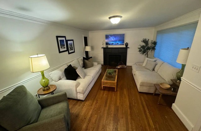 Spacious 5-bedroom house in delightful Greenville 10 minutes from downtown