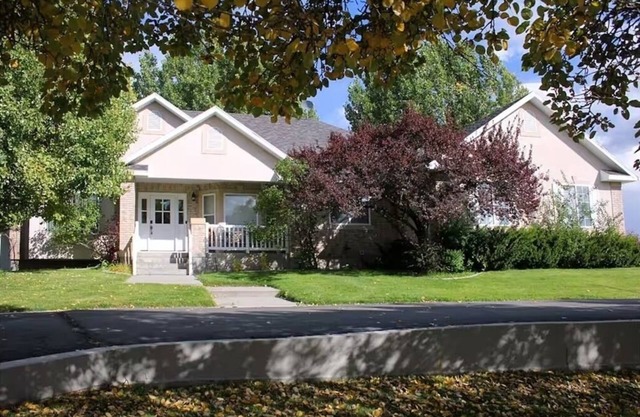 Spacious 5-bedroom home away from home in enjoyable Heber City Utah.