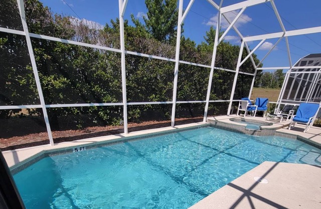 Spacious 5-bedroom house with AC and WiFi in peaceful Davenport, Pool ,billar.,
