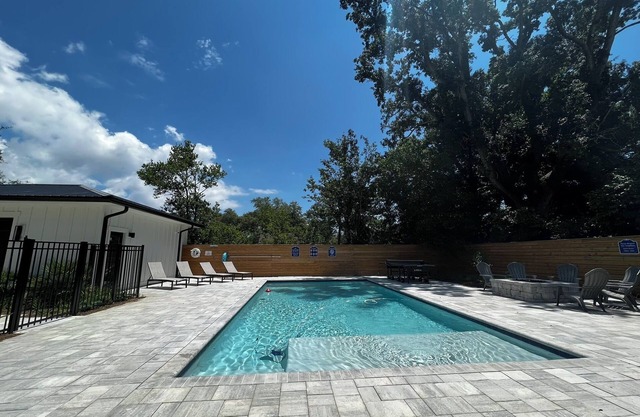 Spacious 5 Bedroom house with option to heat pool