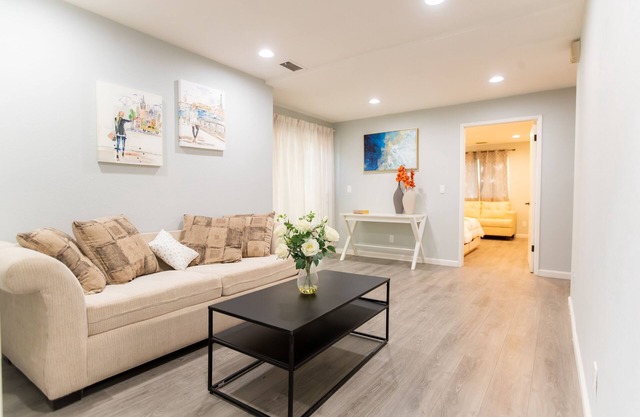 NEW* Spacious 5 Bdrm Home! Free WIFI!! AC & HEAT!