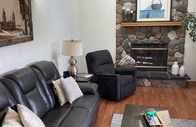 Spacious 5-bedroom home - amazing backyard with fire pit. Great for gatherings