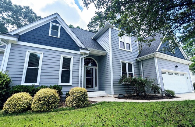 Spacious 5 Bedroom, Hot Tub, Arcade Room, EV Charger, Handicap & Quiet Culdesac!