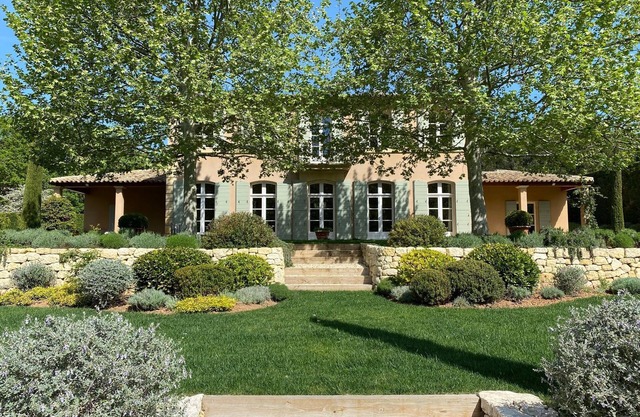 Spacious 5-bedroom house with AC and WiFi in brilliant Aix en Provence