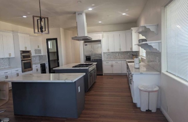 Spacious 5-bedroom house with AC and WiFi in delightful Palmdale