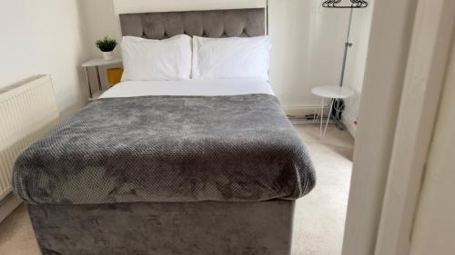 Spacious 5 Bedroom House Close To Town Center