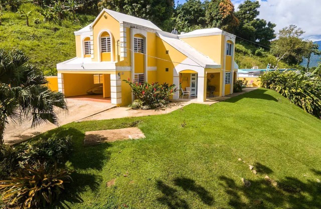 Spacious 5-bedroom house views of El Yunque and saltwater spa.