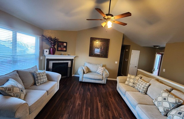 Spacious 5-bedroom house in beautiful Greeley with AC, WiFi