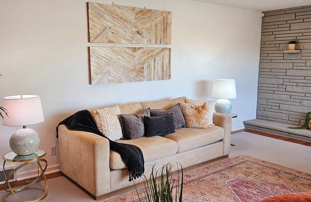 Spacious 5-bedroom house in amazing Seattle with AC, Wi-Fi